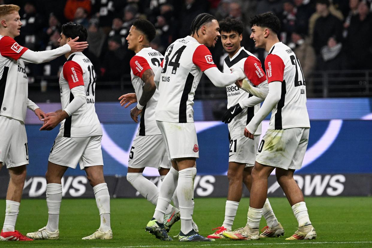 法兰克福中场球员成功突破，全场支配比赛的简单介绍