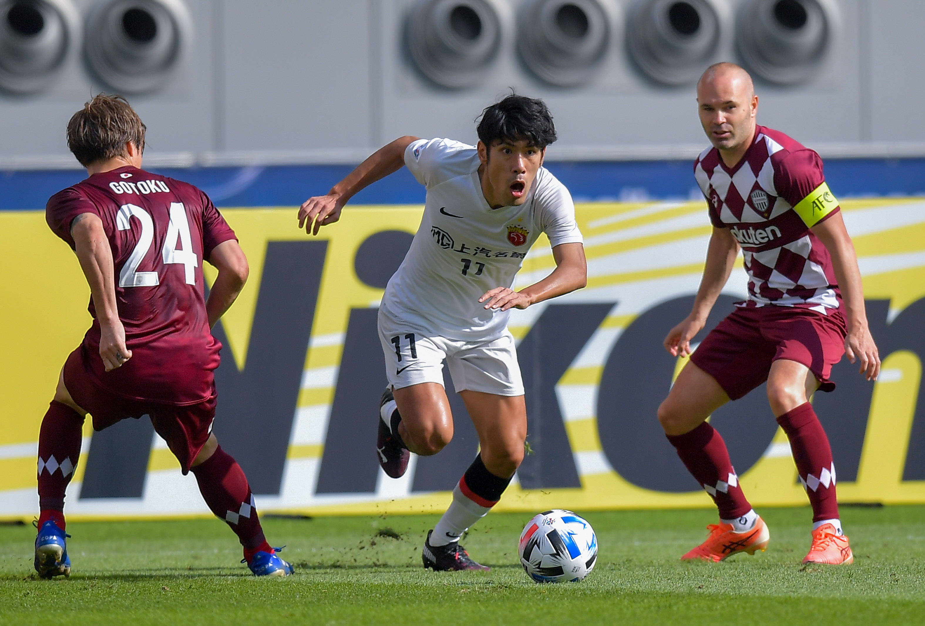 球员表现出色,为球队贡献胜利 球员表现出色,为球队贡献胜利