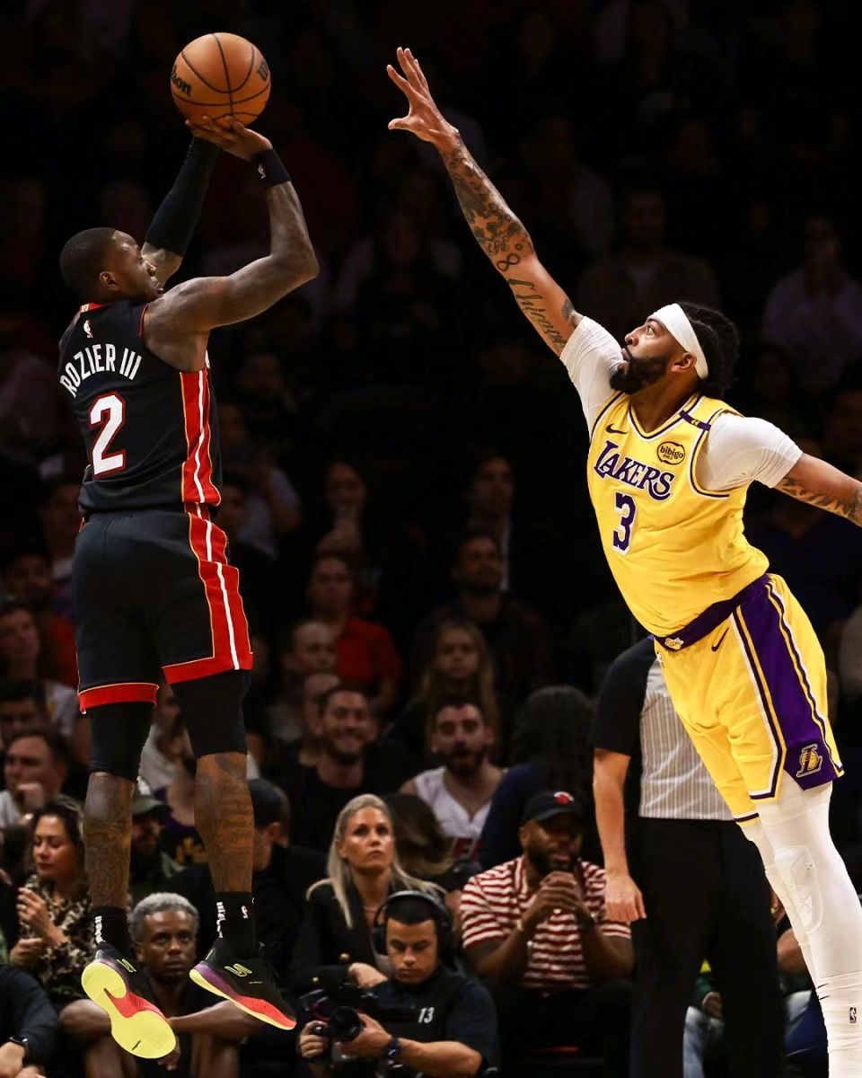 湖人遭遇两连败,詹皇表现低迷 湖人遭遇两连败,詹皇表现低迷