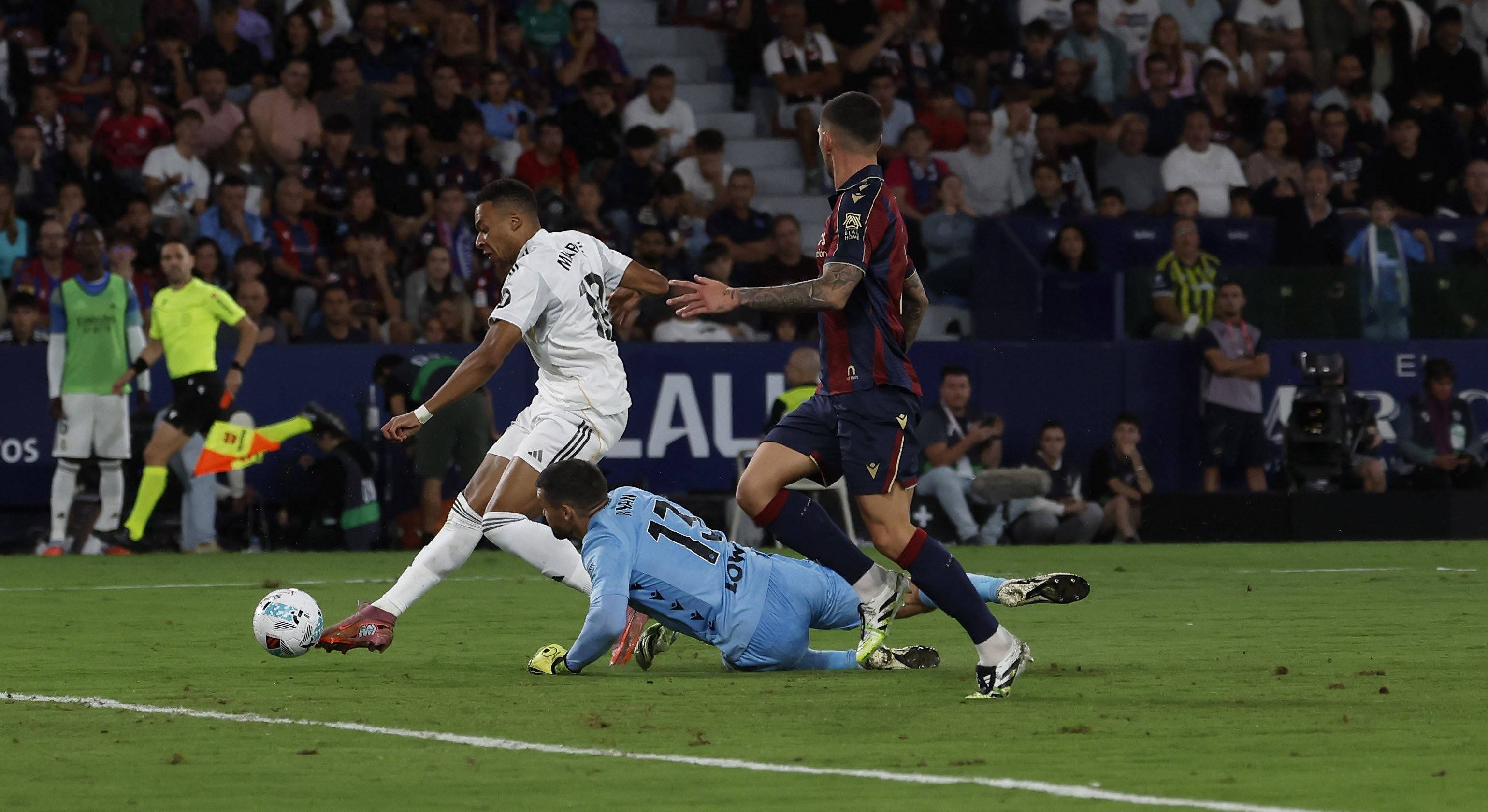 西班牙轻取美国，姆巴佩三分雨点燃全场